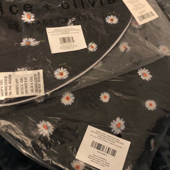 ALICE + OLIVIA X FABFITFUN DUFFEL BAG & REVERSIBLE BUCKET HAT - Picture 1 of 7